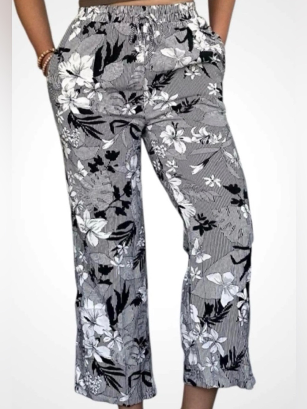 Monteau Los Angeles Women’s Black & White Floral Wide-Leg Pants